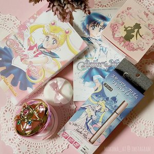 Moon Prism Power, Make Up! ✨🌟😄 every girl must love this in their childhood💗
#sailormoon haul!
#creerbeaute miracle romance shining moon powder ミラクルロマンス　シャイニングムーンパウダー ✖ star power prism liquid liner in black スターパワープリズム　リキッドライナー（ブラック）
And indonesian edition republished sailormoon mangas by #NaokoTakeuchi
#manga #makeupjunkie #beautyaddict #clozetteid #femaledaily #セーラームーン #メイク #まんが