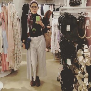 Mannequin nowadays: taking selfie while waiting customers shopping 😁
.
.
#clozetteid #lifestyle #instagood #instamoment #instafashion #HOTD #ootd #fashion #hijabi #hijabfashion #styleblogger #fashionblogger #hnm #monochrome #monochromatic #latepost