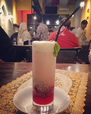 Guess how many components inside a glass of faluda
.
.
#instamoment #clozetteid #lifestyle #instahappy #middleeastern #middleeasterncuisine #middleeasternfood #foodie #foodiegram