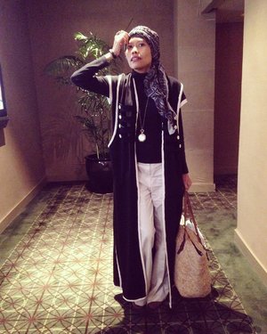 I usually put colors on my outfit but once trying black and white and it looks gorgeous huh? LOL
But still I wear something-not-monochrome, guess what?
#clozetteID #HOTD #OOTD #instafashion #fashion #hijabi #hijabfashion #blackandwhite #monochrome #monochromatic #latepost