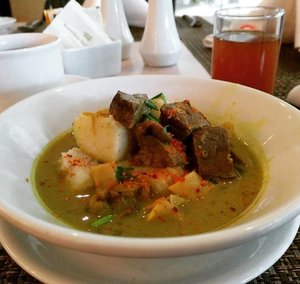 Empal Gentong: beef in spicy coconut soup, a signature from Cirebon. Must try! .
.
#instafoodie #instaculinary #clozetteid #lifestyle #foodiegram #foodpost #foodie #happytummy #foodporn #foodiegram #happytummy #latespost