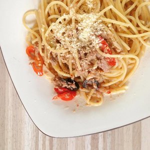 Chill with chilli!
Spicy tuna spaghetti with pieces of black olive and slices of red chilli. No worry it is not to hot and safe for your hungry stomach.
.
.
#instafood #instafoodie #instahappy #instagood #clozetteid #lifestyle #foodpost #foodstagram #foodiegram #happytummy #happyme #pasta #italian