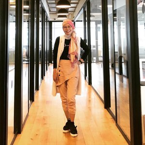 Mirror mirror as the wallWho’s the prettiest in the mall..Scarf from @lindaleenk Pants by @dianbusana White vest from @chikanadya Shoes found at @carousell.id ..#clozetteid #ootd #hotd #fashionable #fashionaddict #fashionfriday #fashionableme #fashionate #hijabstyle #streetstyle