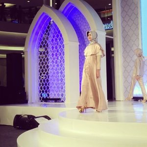 Simple yet elegant, not much details but the cape stealing the attention. Pretty eid inspiration from Zashi by @zaskiasungkar15 and @shireensungkar at Road to #jfwxvivov5s @vivo_indonesia .
.
#perfectselfie #clozetteid #lifestyle #instahappy #instaxlent #instaxlent #instamoment #fashion #fashionate #fashionable #fashionatelier #hijabfashion