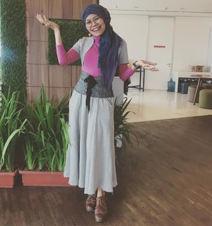Welcoming the guests is the part of hospitality..Shocking pink over monochrome ..#clozetteid #ootd #hotd #instafashion #instagood #instamoment #fashion #fashionableme #fashionable #fashionista #fashionic