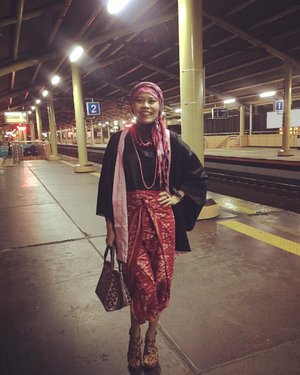 Even railway station could be the runway
.
.
Combining Balinese scarf + sarong skirt with kimono outer for a wedding party is a good idea. And hey the handbag is from Aceh given by @satyawinnie the travel junkie who loves Indonesian cultures so much. Those red balls on my neck, from India brought by @banun.diyah  the upcoming mom. Comfy flowery wedges by @iwearup that perfectly wrapped my skinny tiny leg/feet hoho 💓 .
.
#bahagiaitugratis #instagood #instahappy #instafashion #fashionblogger #fashionstory #streetstyle #iwearup #clozetteid #hotd #ootd #lifestyle #commuterlyfe #latepost