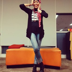 Cuacanya masih labil: siang panas tapi malemnya bisa hujan. Jadi, outfit pun harus menyesuaikan.Never leave home without boots. Both function and fashion in one.#DandanSenin #instafashion #fashion #OoTD #HOTD #clozetteid #style #hijabers #hijab