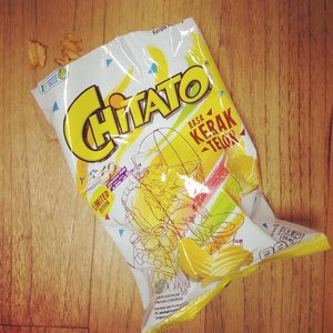 Jakarta's popular street food in a pack of crispy tasty potato chips. Have you tried it? Just heard @mychitato will release other flavor as you wish. Uhm will they create rujak petis? .
.
#instafood #lifeisneverflat #foodie #foodies #foodporn #foodpost #foodiegram #clozetteid #lifestyle #snack #potatochips #chitatodousaflavor