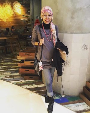 Call it autumn or rainy day style: pashmina from Pangandaran.
👚 (X) SML 👢 @adorableprojects 📷 by @fairyteeth 
#instafashion #streetstyle #clozetteid #HOTD #OOTD #streetstyle #fashion #fashionista #latepost #hijabstyle #autumn #rainy