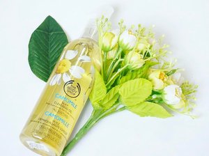 (#review) | The Body Shop Camomile Silky Cleansing Oil.
It has a nice formula with a medium-thick consistency. It lift off makeup and dirt quite well except for heavy duty waterproof eyeliners, and I still need a separate face wash afterwards to really pick up any makeup and oil residue off my face. It leaves an oily feeling on the skin surface just like cleansing oils usually do, so you'll always need a separate face wash after using cleansing oils. The packaging is another story though. It spills around the neck of the bottle, making it oily and sticky all over. So obviously I can't take this with me on travel. Overall it has a nice formula but not strong enough to take off heavier makeup in one stroke. And the packaging could do better too.
.
.
.
.
#blog #blogged #thebodyshop #productreview #cleansingoil #beautygram #beautyblogger #skincare #skincaregram #skincarediary #bblogger #indonesianbeautyblogger #fdbeauty #clozetteid