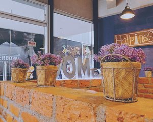 Who knew that lavender and exposed brick goes well together ...
💐🍁💐🍁💐🍁
#decorinspo #decor #decoration #inspiration #restaurantdecor #placestoeat #instacolors #clozetteid
