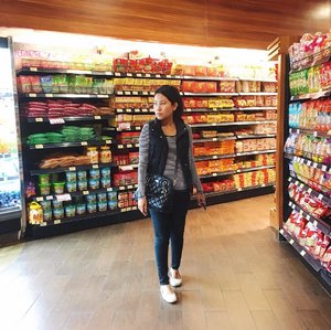 Bodega run! Snapped by my #instagramhusband who likes to snap random pics like this one 📱📸 Lipstick already off from eating lunch earlier but who cares, right? 😅
.
.
.
.
#simplystylednovember #wearwhatwherenovember #currentlywearing #pinspiredandinstastyled #wiwt #aboutalook #asseenonme #metoday #instamoment #clozetteid