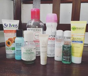 Travel #skincaremenu from my last weekend stayover :• Makeup remover - #MakeupForever St Ives Sens'Eyes for eye makeup & #Bioderma Sensibio for the rest of the makeup• Double Cleanse - #Avene Extremely Gwntle Cleanser & Avene Cleanance Gel• Exfoliate - St Ives Apricot Face Scrub• Toner - #Kiehls Cucumber Alcohol Free Toner• Treat - Alpha H Liquid Gold• Hydrate - Evian Facial Spray• Moisture - #Garnier Night Restore with Vitamin C..........................#skincareroutine #skincareregime #skincareblogger #beautyroutine #skincarediary #ykskincare #clozetteid