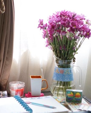 Today's #workspace ... 💜 The flowers made my desk ten times prettier 💜
................
#workfromhome #flowers #floweroftheday #workingtable #whatsonmydesk #workworkwork #inspiration #instablogger #bloggerperempuan #clozetteid