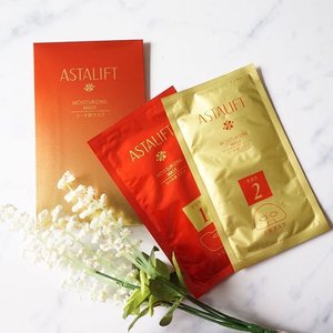 ( #maskreview ) : Astalift Moisturizing Mask .
I love using this mask. It includes two separate masks (mask 1 & 2), each for upper part and lower part of our face (as you can see on the packaging in my photo above).
.
It feels very moisturizing because it contains a lot of essence in it and it smells wonderful too (just a faint citrusy scent). When worn on the face it gives an instant relaxing and soothing effect. I did felt a little bit tingly sensation at first. It is very cooling and stays put on my face even when i'm walking back and forth between the kitchen and my bedroom.
The after effect is a plumped, firmed, supple, and well-hydrated skin. Overall, it makes me look youthful ;)
🌹🌹🌹🌹🌹🌹🌹
#sheetmask #beautyreview #bbloggers #beautybloggerid #skincaregram #skincarediary #beautyroutine #rasianbeauty #asianskincare #starclozetter #clozetteid