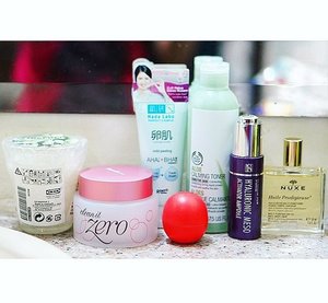 (#blogged) | Simple skincare routine for tonight :
.
🍃🍃
•First Cleanser : #BanilaCo Clean It Zero
•Second Cleanser : #Hadalabo AHA + BHA Makeup Remover / Face Wash
•Toner : #TheBodyShop Aloe Calming Toner
•Ampoule : #DrBrandNew Hyaluronic Meso Activator •Lipbalm : #EOSlipbalm in Summer Fruit
•Body : #NUXE Huile Prodigieuse (I also apply what's left in my palm to my face as moisturizer)
•Candle : #IKEA Tidsenlig Candle to relax a little bit before sleep
.
🍃🍃🍃🍃
#skincareroutine #skincarelove #skincarediary #skincarejunkie #bblogger #indonesianfemalebloggers #rasianbeauty #beautydiary #beautygram #clozetteid