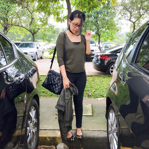 [ Sandwiched between two cars 😝 ] 🌳 Anyway, been preparing a blog post about how to wear olive green outfit 😉🍃 it’s one shade that I am drawn into but don’t wear enough because it’s a little bit tricky to be paired with other colors 🤔🌲
.
(PS : Wore this to a movie date with Lé Hubs some times ago).
.
.
.
.
.
#postthepeople #todayslook #currentlywearing #mylook #aboutalook #ootdid #wiwtindo #clozetteid #whatiwore #sociollablogger
