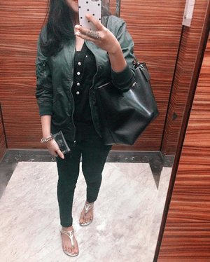 Venturing out on a bomber jacket + a little touch of army look today 😎😛
.
.
.
.
#onrepeat #currentlywearing #ootdshare #wiwtindo #ootdid #streetstyle #realoutfitgram #aboutalook #casualstyle #instablogger #clozetteid
