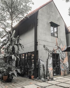 Menyusuri feed instagram sambil nunggu hasil quick count & nunggu abang McD datang.... 🧐 By the way, this is A pretty little building hidden in the backyard behind a furniture / home decor store. If you’re guessing it’s a cafe ... well it is not. It’s a plants shop! Selling small plants and greeneries for your home! 🌿🍃🌷 ⁣⁣🏡 {KojoxCayenne} ⁣@kojoxcayenne ⁣⁣⁣⁣⁣#kojoxcayenne #theprettycities #explorejakarta #floralshop #searchwandercollect #coolspotid #goodplaceid #clozetteid⁣ ⁣