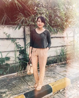 It’s all fun and games until your jeans don’t fit anymore.. Less jeans, more stretchy pants for now 😛
.
.
.
.
.
.
.
#dailygrind #lookdujour #currentlywearing #ykwears #aboutalook #theeverygirl #verilymoment #petitestyle #theartofslowliving #clozetteid