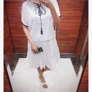 Running a quick errand downstairs. Today's weather requires easy breezy all-white #outfit to beat the heat 🌤
.
..
..
#ootd #currentlywearing #whatiworetoday #lookdujour #todayslook #personastyle #stylediaries #wiwt #clozettedaily #clozetteid