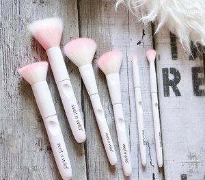 Yayy for Pink brushes !
🌸 Read my review on these @wetnwildbeauty Pink Brushes on zé blog (copy paste the link below on your browser) :
>> http://bit.do/WnWpinkbrush
🌸
.
.
.
.
.
.
.
.
#makeupbrushes #makeupgram #pinkbrushes #clozetteid #wetnwildbeauty #makeuptalk #indonesianbeautyblogger #bloggerceria #bloggerperempuan