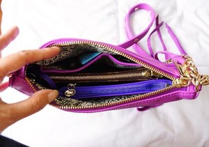 In continuance of my previous post, here's #whatsinmybag sneak peek. For those who are curious, this RM #minimac bag surprisingly holds just enough stuffs. It keeps everything I need on a daily basis (except that I can't use my long wallet there because it won't fit) 💜
.
.
.
.
#sneakpeek #instablogger #fashionpost #instalove #instadaily #itsagirlthing #rebeccaminkoff #fblogger #aboutalook #purseforum #tpf #bagoftheday #botd #clozetteid