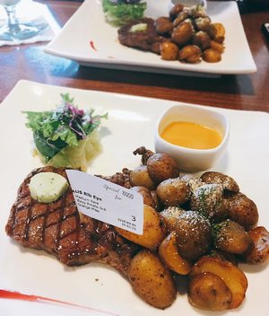 Australian rib eye by @osakamoo Steak House 🍖🍹________________#whatieat #fooddiary #foodgram #foodstagram #instafood #steakhouse #steak #whatsforlunch #wiskul #kuliner #clozetteid
