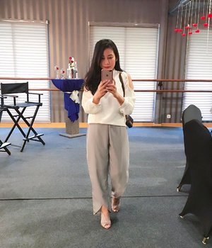 Today's attire with a "white" dresscode :
Pants by @frupi_ig | Blouse by @luckythings_id 🚶🏻‍♀️
.
.
.
.
#todayimwearing #currentlywearing #ootdshare #ootdid #realoutfitgram #passionforfashionjanuary #aboutalook #postthepeople #stylediaries #stylefile #instablogger #mirrorselfie #clozetteid