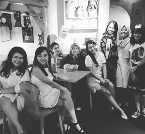 Girls in white! My precious girls in @clozetteid crew and alumni reunited. The #fashionista babes, the one the set the fashion standard in the region. Was a delight and #foodgasm meet up. So glad you guys still carry on the #fashionfriday tradition, my legacy there. Short but meaningful time there. Miss you girls already. #clozetteid #clozettecrew #clozette #fashion #beauty #fashioneditor #beautyeditor #iphonesia #reunion #digitalplatform #digitalbabes #digitalsalesteam #creativeteam #jakartafashion #clozettestar
