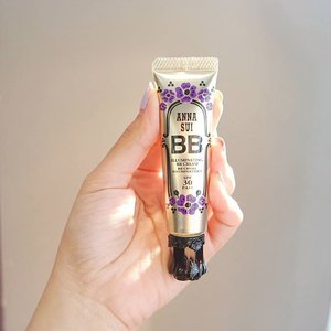 Perfect for autumn: @officialannasui Illuminating BB Cream .
.
.
.
#clozetteid #beauty #makeup #handinframe #annasui #annasuiindonesia #annasuicosmetics #autumn #bbcream #utotia #utotiabeauty