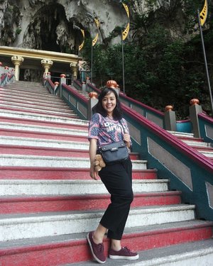 Climbed Batu Caves earlier this morning! Consider it an exercise, though the monkeys were driving me crazy 😥

#angeltiagetaway
#keleleran #kualalumpur #kl #batucaves #travel #utotiatravel #ootd #ootdindo #outfitinspiration #outfitoftheday #fashion #style #bloggerstyle #todayoutfit #clozetteid #traveldiary #2017년  #오늘 #인스타그램 #followmejp #sougofollow