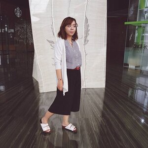 "As you move outside of your comfort zone, what was once the unknown and frightening becomes your new normal."
- Robin S. Sharma
.
.
.
.
#clozetteid #fashion #ootd #fashionsnap #cullote
#red #blue #white #black #sandals #ootdindo