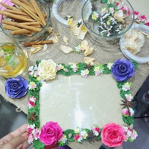 I'm in love with my own creation LOL. Created this frame in @jurliqueidn #jurliquechicevent yesterday. My first time dealing with glue gun (ouch!) but I'm glad it turned out fine. With lots of flower, leaves, and dried spices decoration, this lovely frame was born. ❤

The theme is flower bed 🌹🏵🌼🌻🌺💮🌸💐🌷 #clozetteid #beauty #beautyblogger #beautybloggerid #indonesianbeautyblogger #indonesiabeautyblogger #jurliqueidn #potd #diy #frame #handinframe #flatlayoftheday #flatlay #craft #오늘 #인스타그램 #팔로우 #맞팔해요 #맞팔 #셀카스타그램 #셀피스타그램 #셀카 #셀피 #2016년 #뷰티 #뷰티스타그램 #뷰티블로거 #블로거