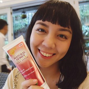 Say hello to the latest member of @naturalhoney_id: Natural Honey Body Serum Firm & Stretch Mark Care 💛

I've always been a fan of #naturalhoney since it has such a pleasant fragrance and it moisturize my skin well. 🍯 
As a woman, of course I do experience stretch mark (due to weight gain & loss) and this product is an answer to that problem, thanks to 20x Hydro Collagen inside!

#clozetteid #beauty #graziaxnaturalhoney #naturalhoneyliving #beautyblogger #beautybloggerid #bodyserum #utotiareview
