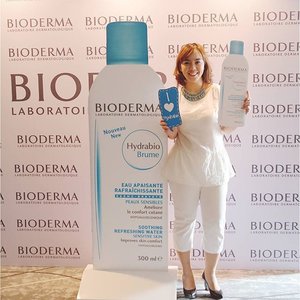 New product in town alert ⚠ It's @bioderma_indonesia Hydrabio series and I'm posing with Hydrabio BrumeGot the skin care using Hydrabio and flawless glowing makeup right from the expert @iwwanharoun 💋Bye-bye dehydrated skin!#bioderma #sprayyourself #hydrabio #facialmist #skincare #clozetteid #blogger #beauty #beautyblogger #utotia