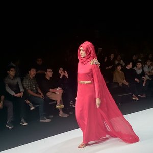 Red and yellow dominates the catwalk tonight by @jenahara presented by Japan Foundation
#clozetteid #fashion #hijab #red #fashion #fashionweek