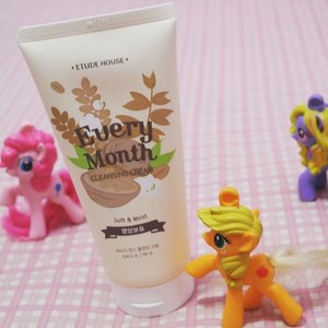 Nice cleansing foam by @indonesia_etudehouse: Every Month Cleansing Cream Soft & Moist 💑 #beauty #beautyblogger #beautybloggerid #clozetteid #skincare #etudehouse #korean #cleansingcream