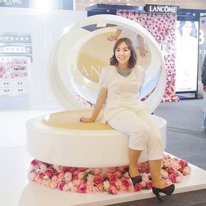 Sit on this giant @lancomeid Miracle Cushion at Central Park. The decoration is super pretty and full of roses. Come there and you can find the new Miracle Cushion which is available in 7 shades!#lancome #lancomeid #lancomecushionista #cushiononthego #lancomeonthego #cushion #makeup #beauty #blogger #beautyblogger #beautybloggerid #utotia #clozetteid