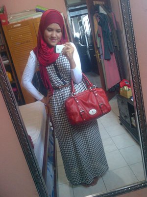 houndstooth never dies. pardon my messy room :D 