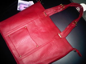 My first red bag...biasanya soklaaat melulu