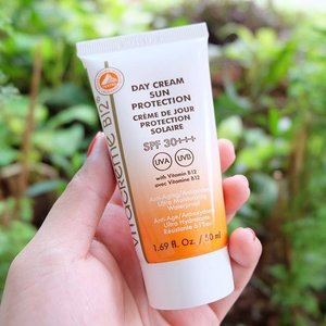 Vitacreme B12 Day Creme Sun Protection ini adalah salah satu dari 4 produk yang saya gunakan saat puasa skincare kemarin.
Hah. Apa sih puasa skincare? Dan kenapa saya harus pakai produk ini, yuk baca di postingan teranyar saya ini ⤵
http://goo.gl/Jf6NCE

#beauty #skincare #sunblock #sunscreen #ClozetteID