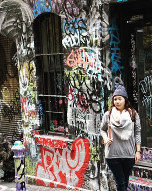Just another shot from this artful lane 🎨
.
#color #colorful #street #streetart #streetwear #streetstyle #streetfashion #streetphotography #melbourne #australia #hosierlane #clozetteid #clozettedaily