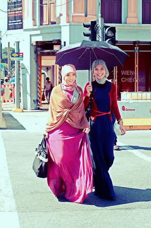 Reminiscing the hijab fashion trend on 2010. 4 tahun lalu saya seperti ini style hijabnya, sekarang sudah banyak berubah :)