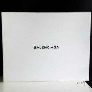 A present for me all the way from HK. Thanks my sis for getting me this 💕💖 #POTD #present #gift #birthday #box #Balenciaga #tagsforlikes #FDbeauty #femaledaily #clozette #clozetteid