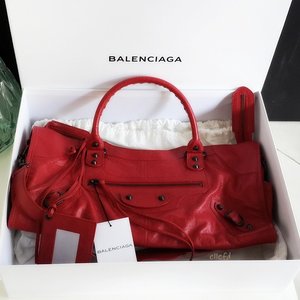 Perfect size, perfect color for me 😍 It's Classic Part Time Rh in Coquelicot 💕💖💕💕 #POTD #Balenciaga #Bbag #Classic #Coquelicot #tagsforlikes #like #love #weheartit #femaledaily #clozette #clozetteid #clozettedaily