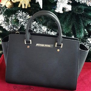 After waiting for months! Thanks @salt_authentic this Selma has finally arrived in time before Christmas. I'm going to give this bag as a Christmas present to my mom 😊 Hope you like it, mom! 💖 #POTD #BOTD #MichaelKors #Selma #large #black #saffiano #bag #fashion #like #love #ChristmasPresent #Christmas #tagsforlikes #femaledaily #clozetteid