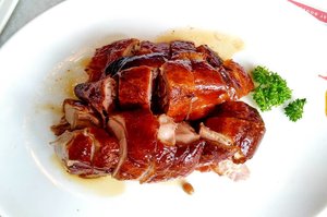 Sunday Family lunch at @kamsroast.id 
Kinda like the best roast duck we had in years. 
#roastduck #bbq #kamroast #Hongkong #lunch #foodporn #pik #roasted #love #foodies #delicious #yums #delight #best #clozetteID