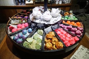 Our favorite shop. My daughter has exceeded my fandom, she sniffed the store metres away. 
Which one is your favorite product from @lush ?

We love their new bath oil bars too, the mango one smells so good.

#lush #lushthailand #Clozetteid #bathexperience #beauty #bathoil #musttry #smellsogood #skincare #traveldiary #travelwithCarnellin #hello #igdaily
