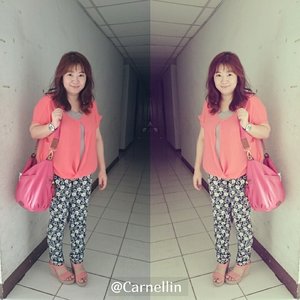 #OOTD flower pants by @uniqloindonesia
😘 #casualSaturday #outfit #layback 
#clozetteID
#bloggertakepic #mirrorphoto